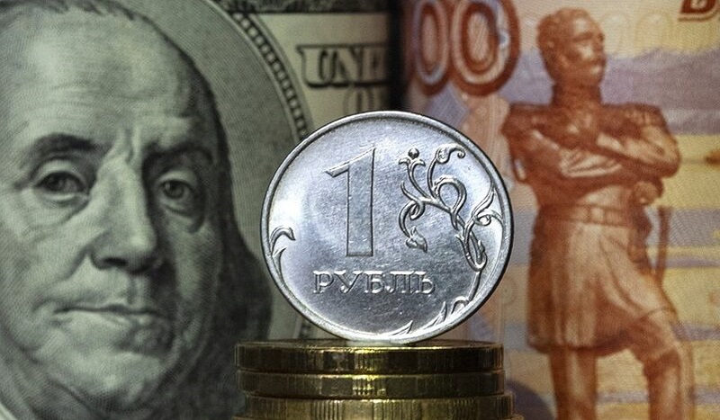 Le rouble atteint son plus haut niveau en quatre ans face au dollar américain